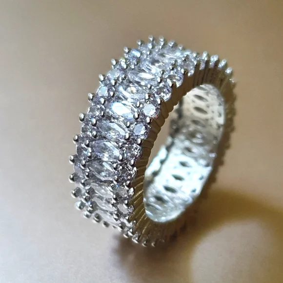 Thick Women Inlayed Oval&Round Diamond Ring - Picture 1 of 4